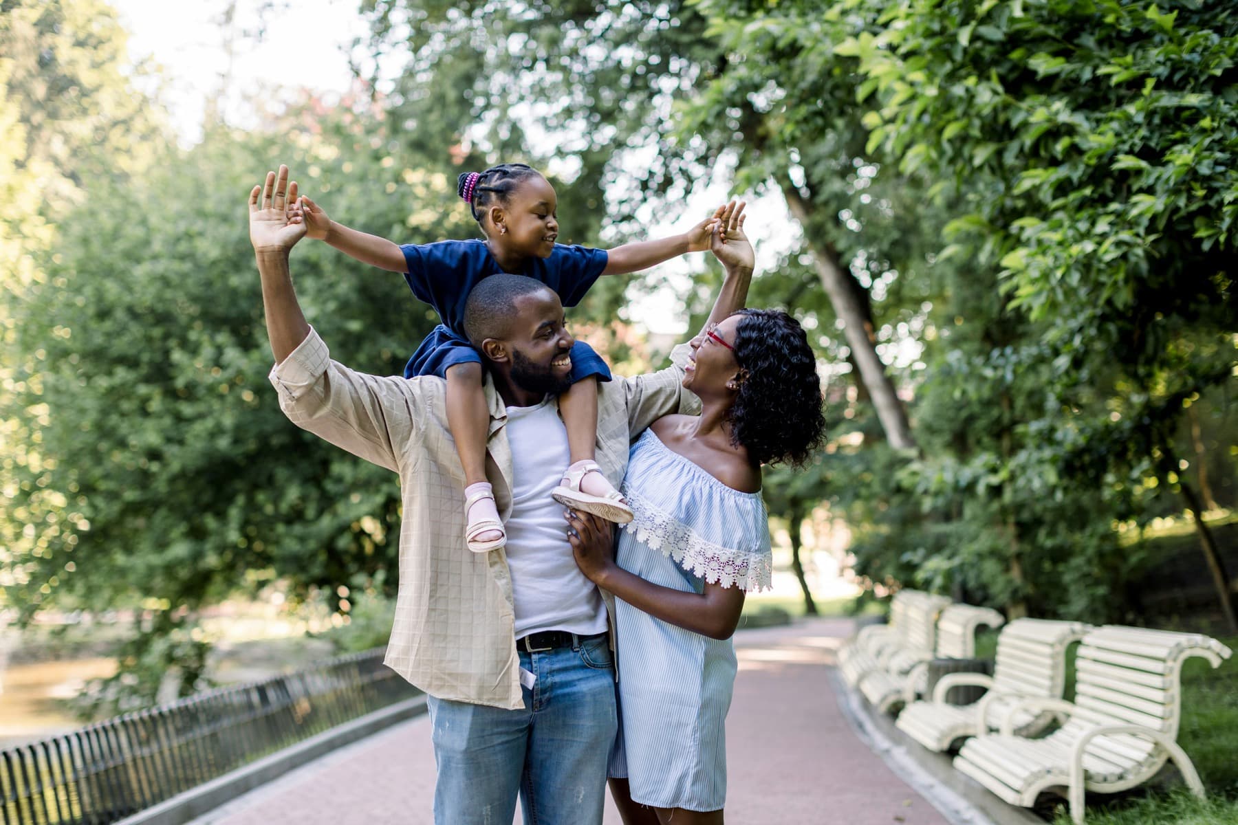 Família passeando em um parque durante a viagem