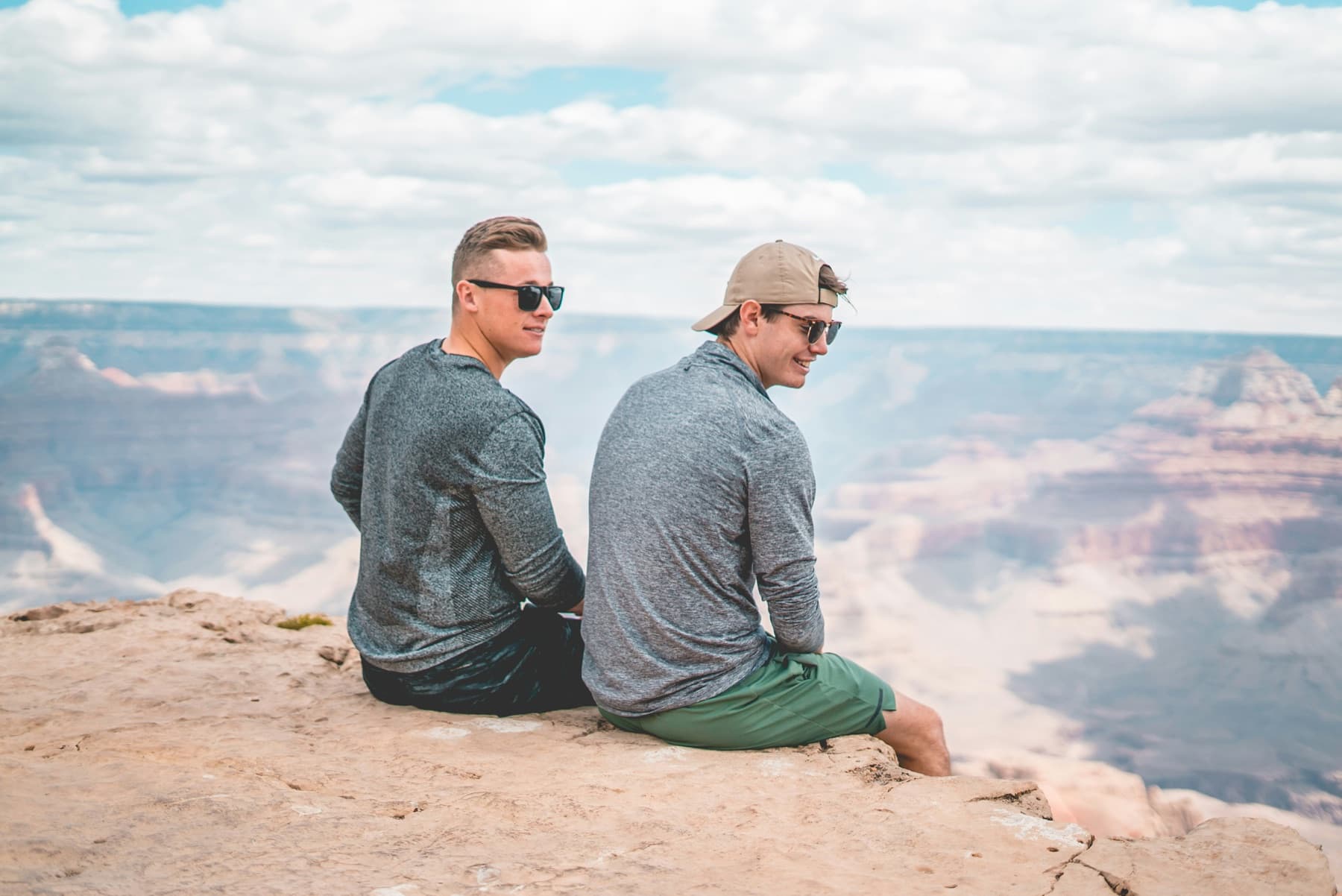 Dois amigos observando um cânion durante a viagem