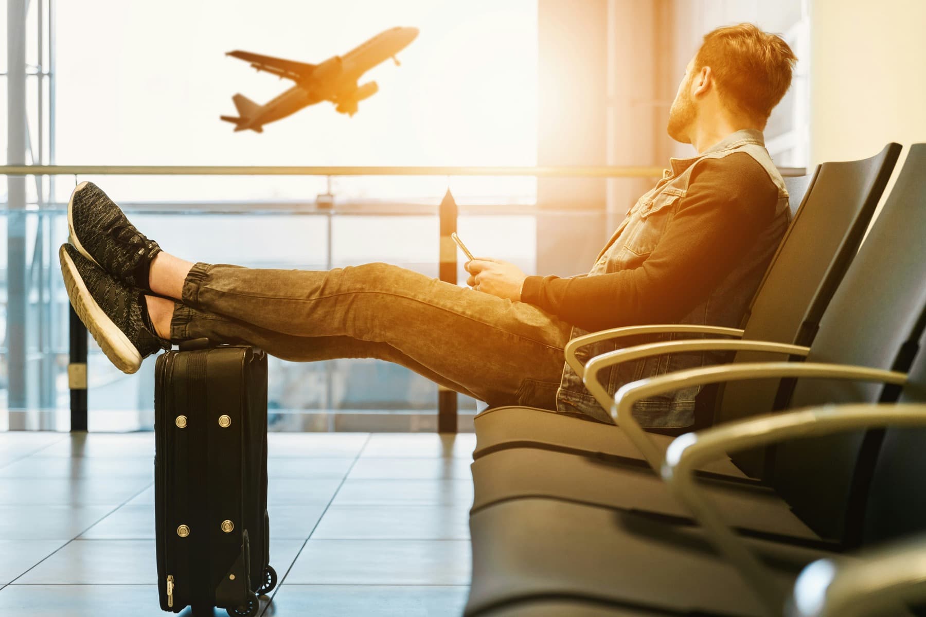 Viajante aguardando o voo no aeroporto